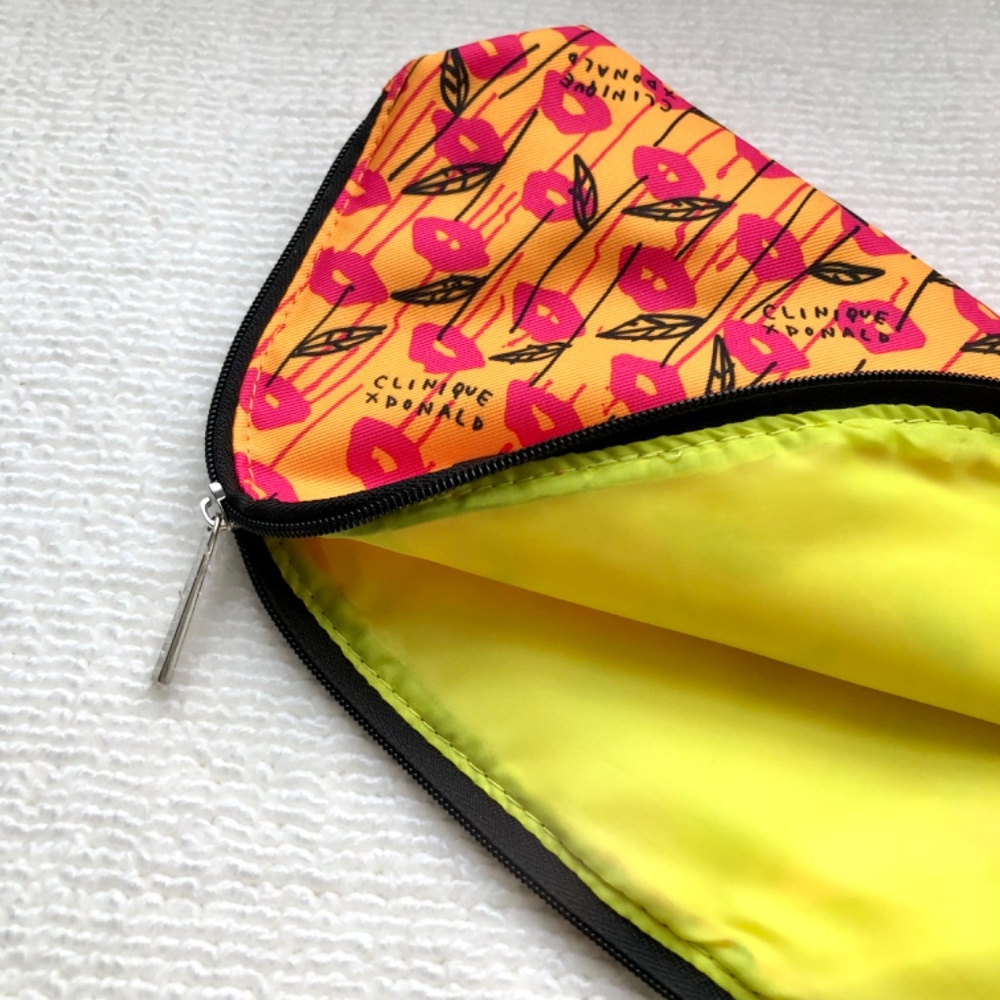 🎁Pick 5 for $25🎁 Clinique x Donald limited edition makeup bag - Picture 3 of 7